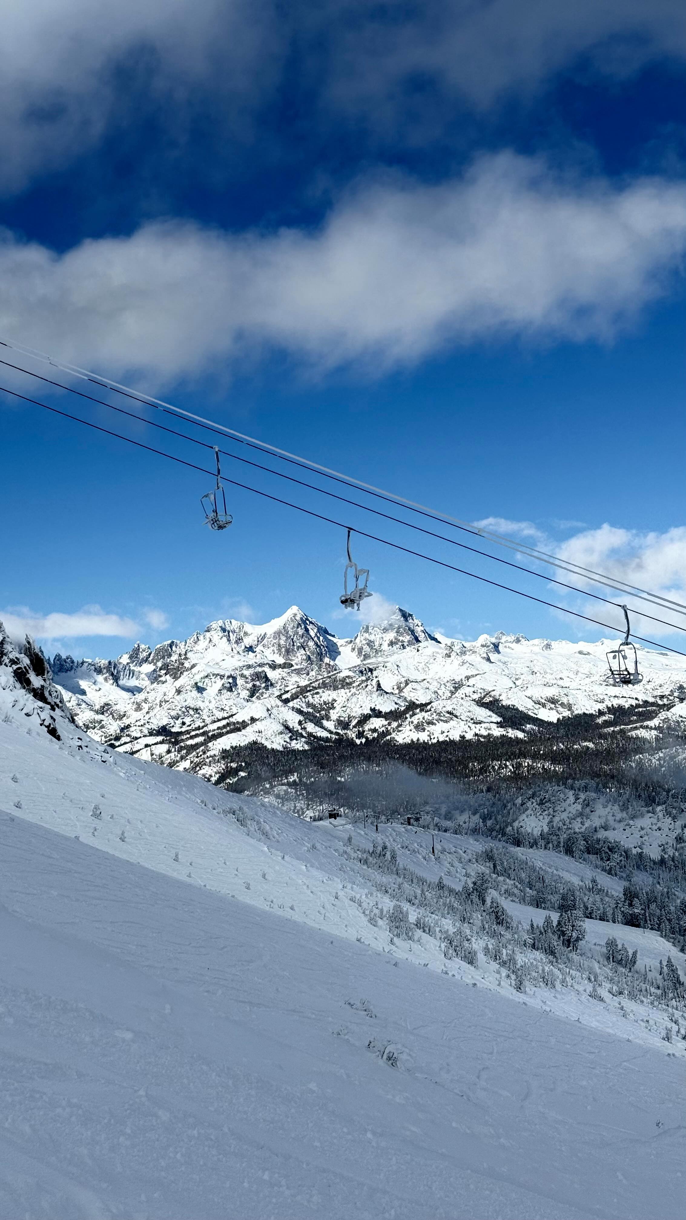 I treasure activities that require so much, that I loose myself in it. No pain, no worries, no extra thoughts, no nothing but what I am doing. Skiing is this. Just the mountain, snow, ice, cold, and me. Day 3 of this season @mammothmountain brought it all. It was a good day. 🤩#