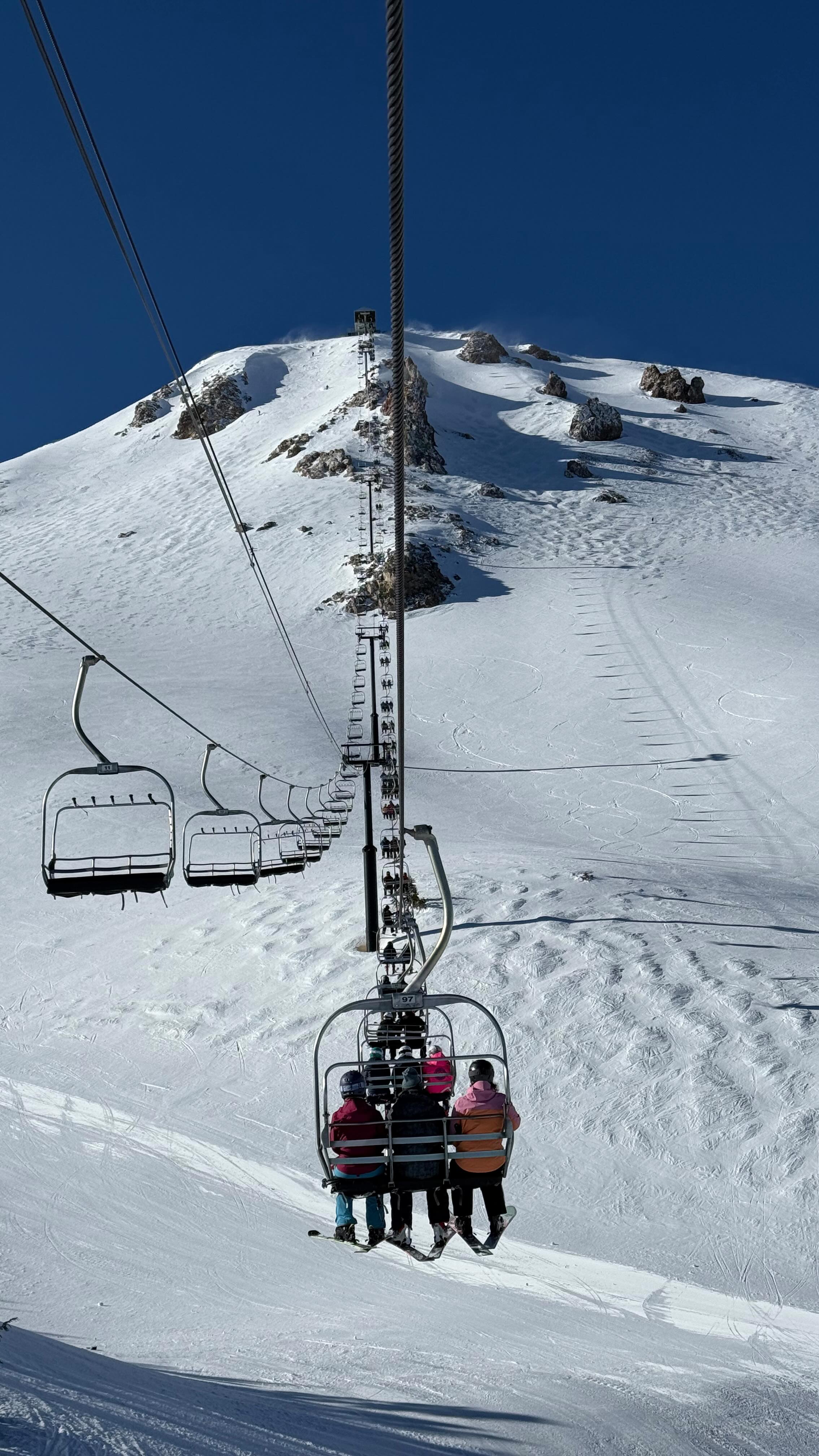The vibe was thumping big and loud today when @mammothmountain popped the top after a storm that blanketed the steeps in a few inches of powder. @dbrosander and I managed to find some nice lines with open fluff. I feel very well exercised after a week of doing turns with friends and family. Ski ya next time. #skiday45